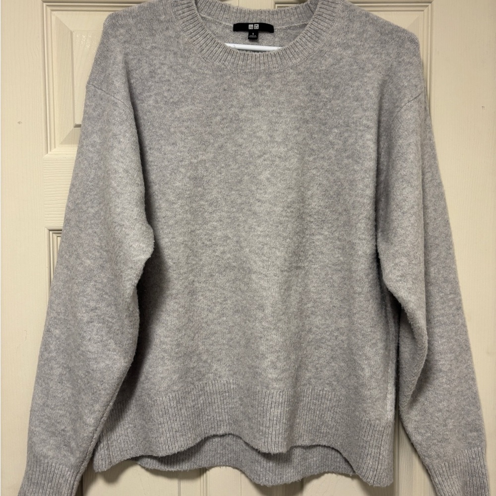 Uniqlo Soufflé Yarn Crew Neck Sweater in Light Gray